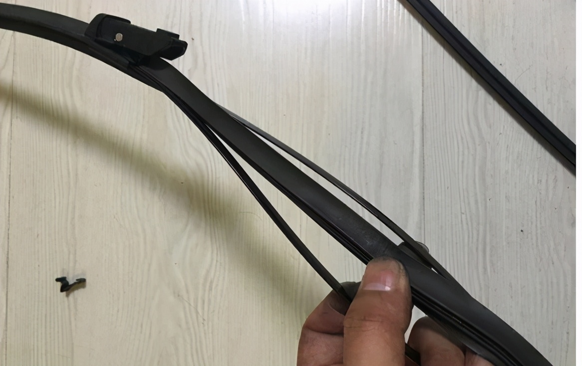 奥迪a4l雨刮器视频,奥迪a4l雨刮器加水口在哪里