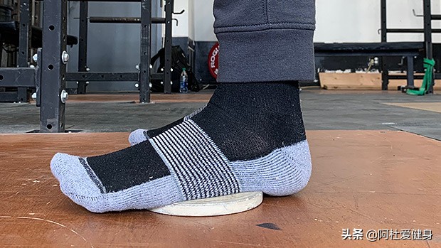 深蹲为什么要脚尖朝前,深蹲翘脚尖是什么原因
