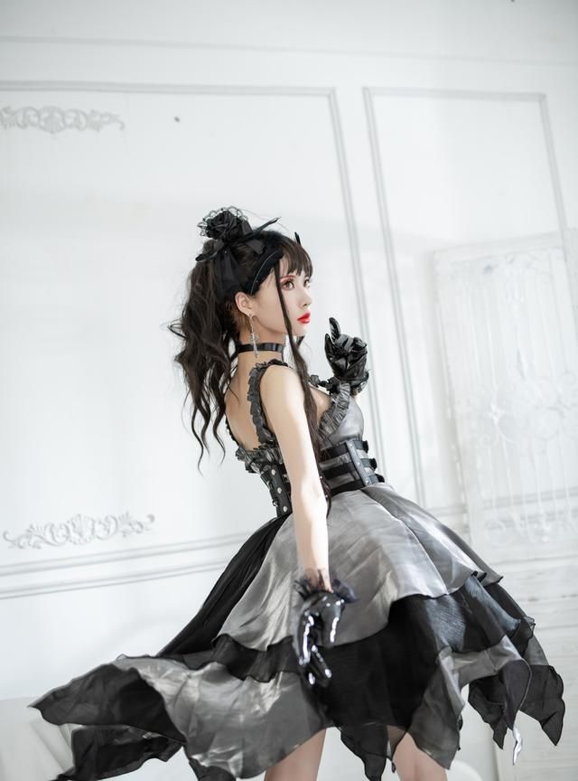 有一种洛丽塔叫“凤蝶裙”，第一眼好丑，当lo娘穿上后直男都心动