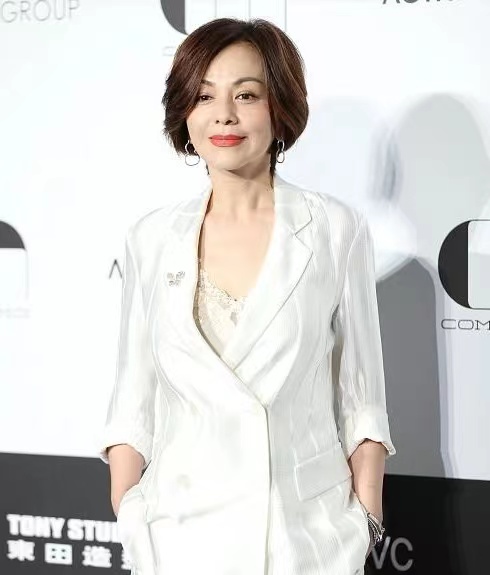 王琳穿高定礼服,47岁王琳穿衣打扮