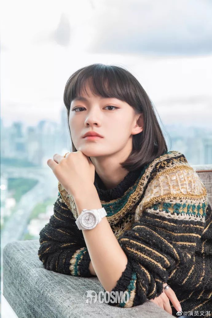 00后妹妹霸占年末荧屏却靠甜系穿搭霸占我的心