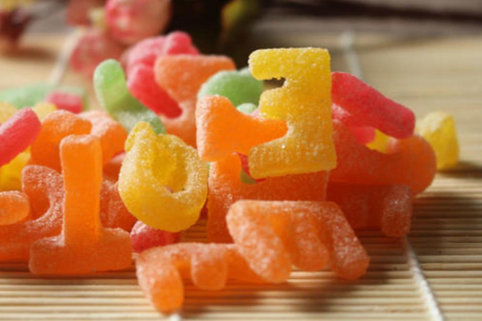 4岁女孩下巴成了“马蜂窝”,5毛一包的垃圾食品,你还给娃买吗?