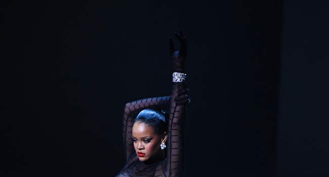 rihanna蕾哈娜美妆视频,蕾哈娜在格莱美献唱