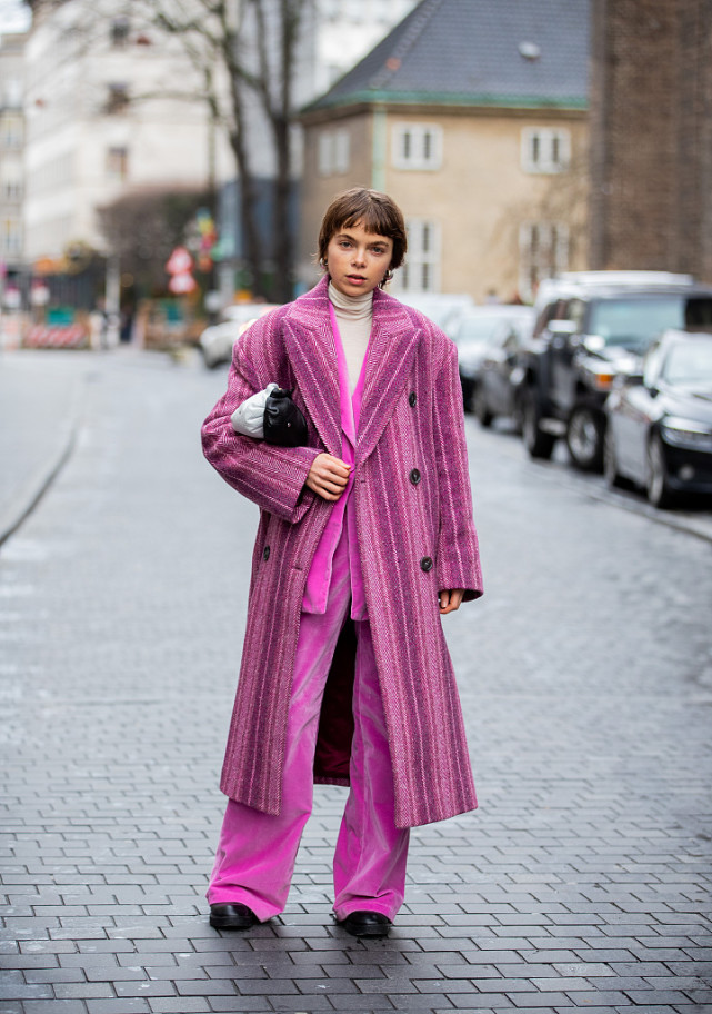 玫红色显老气吗,玫红色是今年流行色吗