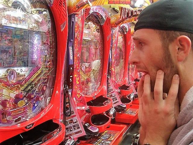 除了麻将，日本人还沉迷于这个赌博设备，一年花费过万亿元