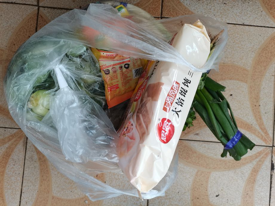 超市里面买东西第二天发现未付款,发现超市给的东西斤两不对