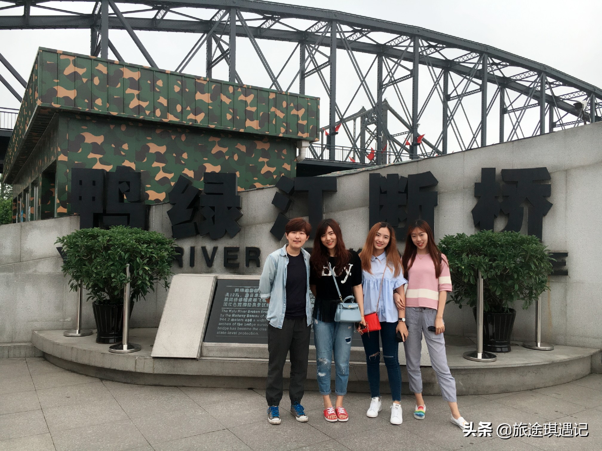 去丹东必打卡的两件事,游抗美援朝时跨过的鸭绿江,品特色黄蚬子