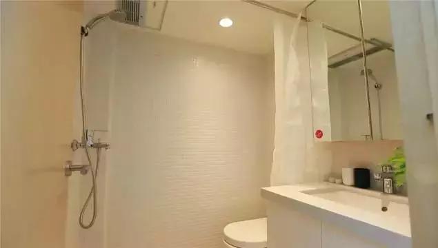 北京一家5口19平米老房子,北京人一家三口12.8平方蜗居