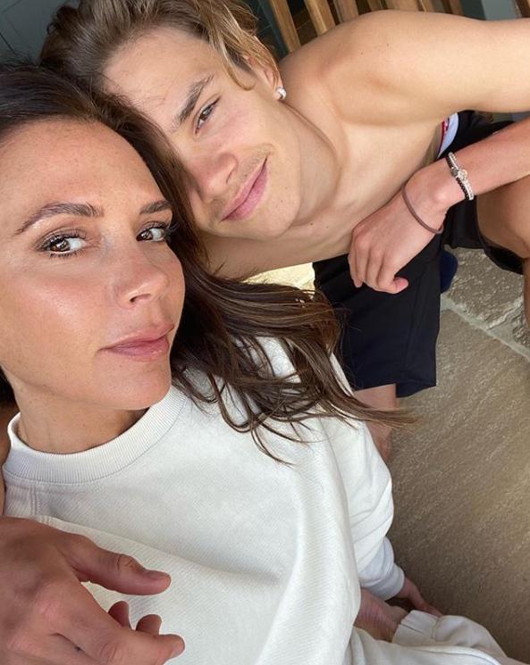 贝克汉姆晒亲吻长子照,贝克汉姆二儿子像贝嫂