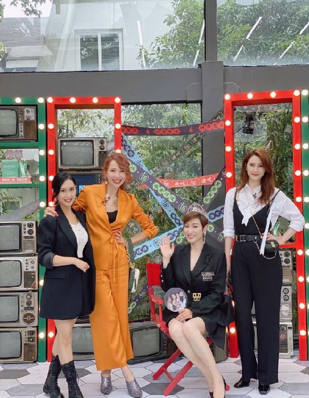 48岁朱茵穿蓝裙,已经47岁的朱茵依旧满脸的灵气