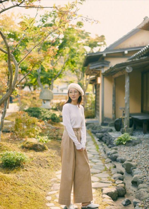 王鸥深蓝工装裤,王鸥穿灰色内搭