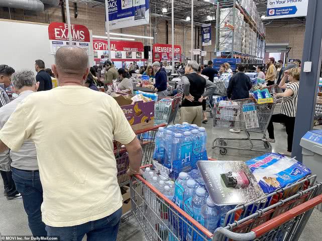 疫情严重国外人民抢购卫生纸,疫情美国人疯抢厕纸