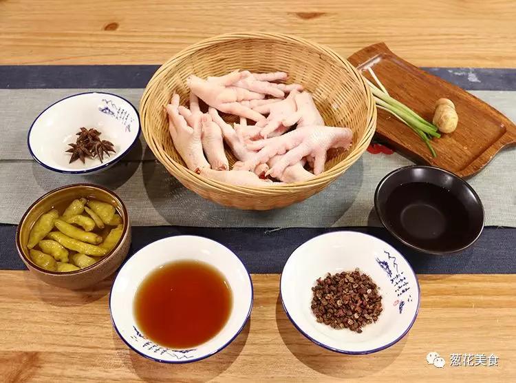大厨教你做泡椒凤爪猪皮,米其林大厨自制泡椒凤爪