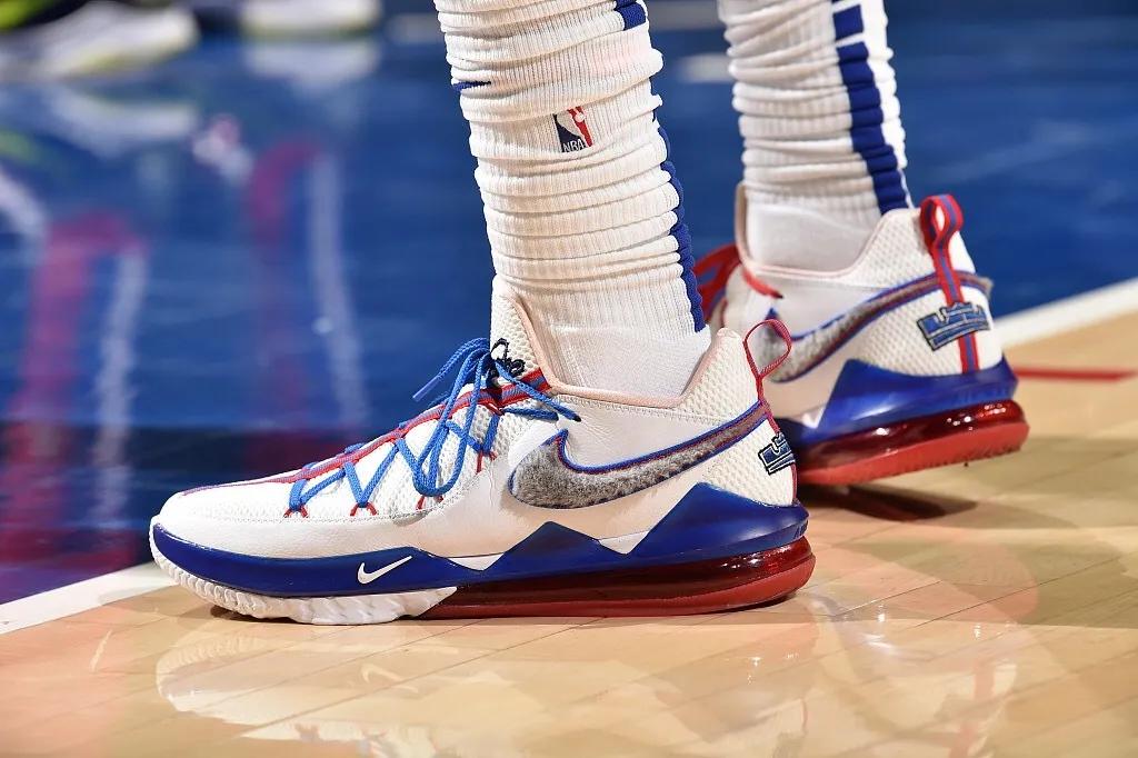 NBA球员上脚：76人队的球鞋，恩比德穿紫金配色战靴