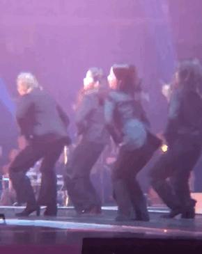 肖战王一博蔡徐坤易烊千玺同框,火箭少女跳扭胯