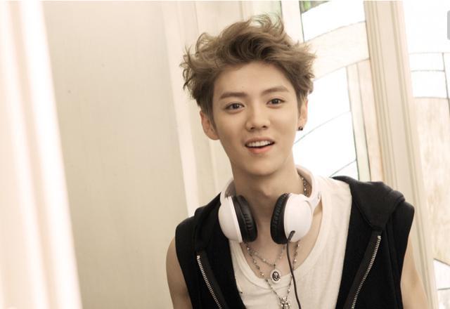 圈内公认的顶流男明星,他曾是红极一时的明星