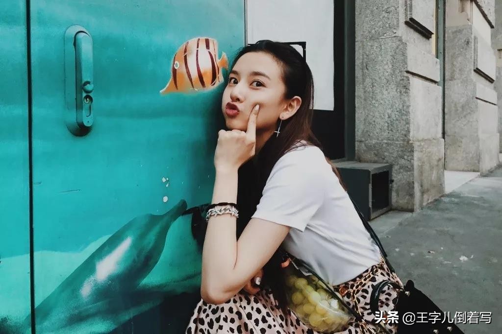 女生怎么摆pose怎么拍照好看,小女孩拍照如何摆pose戴帽子