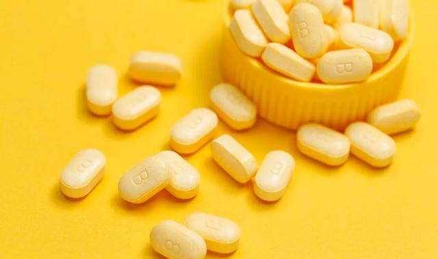 56岁女吃叶酸0.4毫克片每天吃多少,45岁女子每天服用叶酸