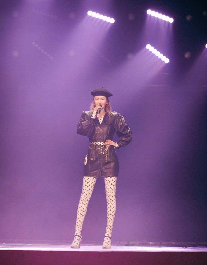 谭维维身材图片,谭维维紧身裤穿搭