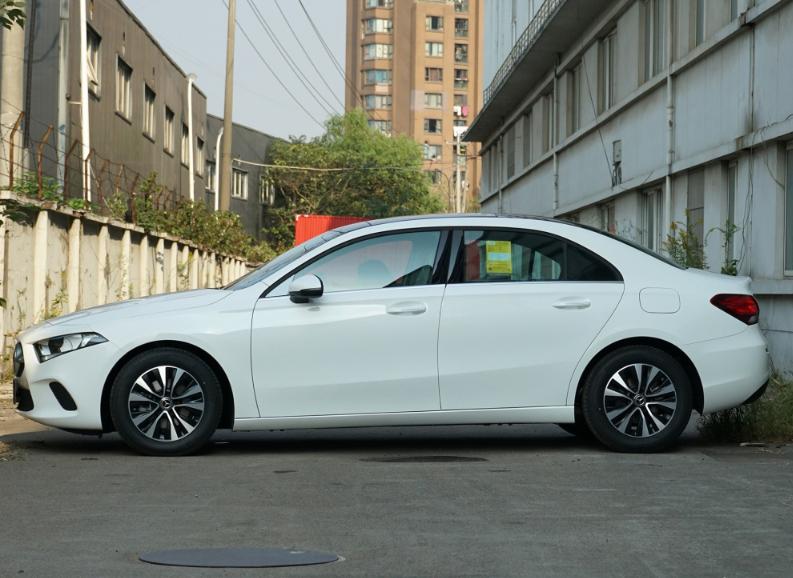 2023款奔驰a180l和宝马120i,奔驰a级180和200哪个更值得买