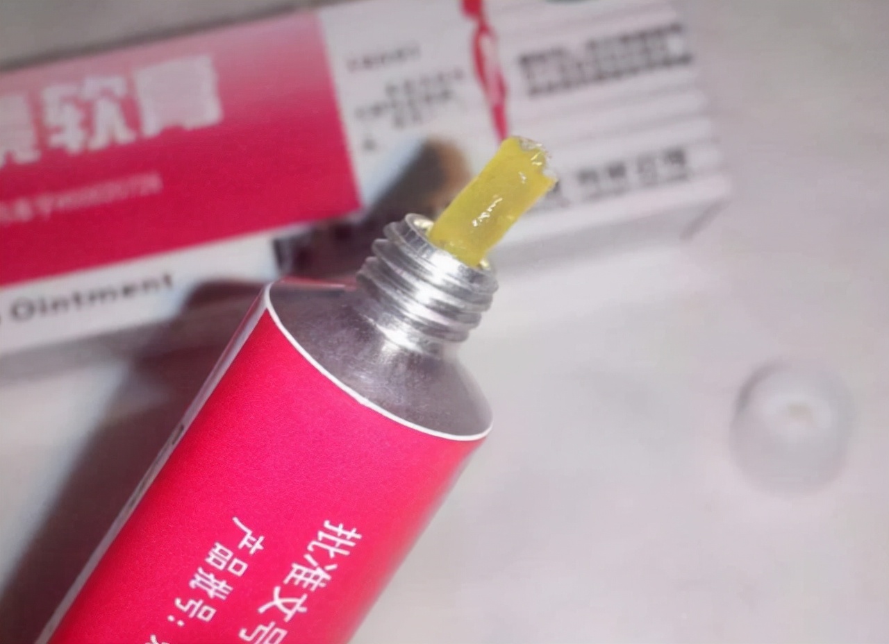 红霉素软膏下面肿可以涂吗,红霉素软膏涂在眼睑内会咋样