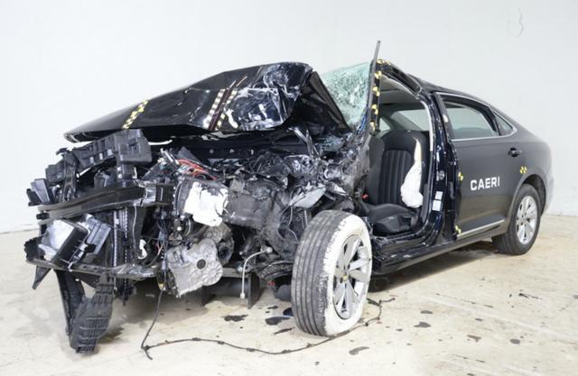 最新大众帕萨特碰撞,大众新款帕萨特被撞烂了照片