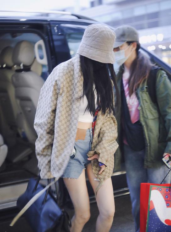 杨幂时尚超标！上裹冬衣露脐戴厚棉帽，下穿热裤大秀神仙漫画腿