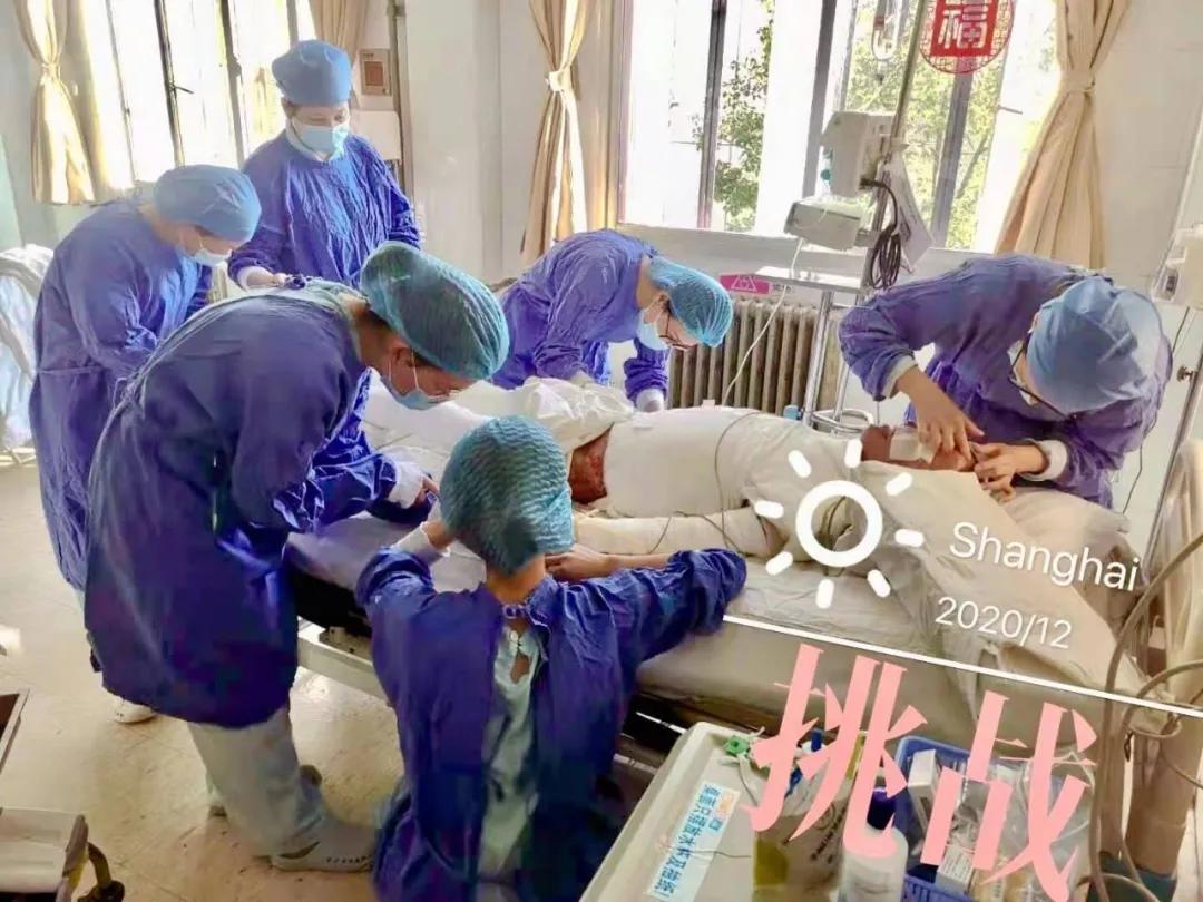 男子硫酸烧伤事故,警察被强硫酸严重烧伤