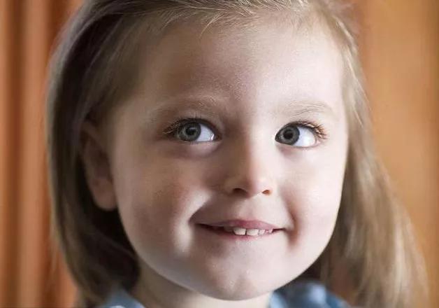 宝宝爱咬上嘴唇如何纠正,小孩喜欢咬嘴唇睡觉变龅牙