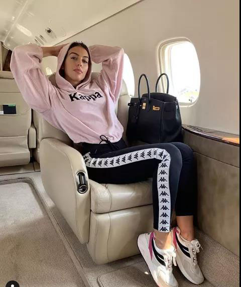 c罗在赛场亲吻乔治娜,c罗和女友乔治娜穿球衣合照图