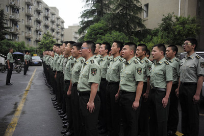 大学本科毕业参军还是考公,大学本科读完入伍还是中途入伍好