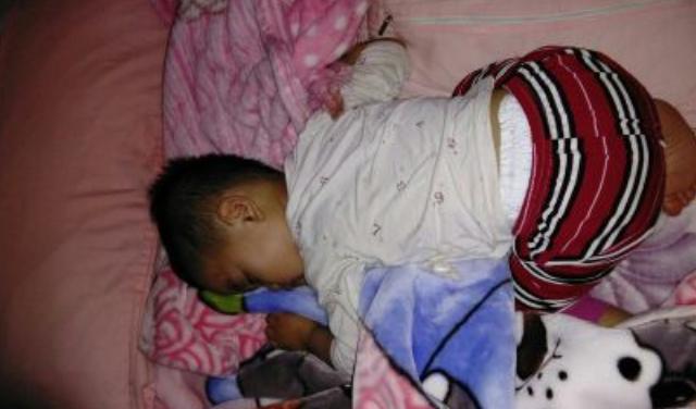 小孩老是蹬被子嫌热是怎么回事,宝宝睡觉脚心热蹬被子什么原因