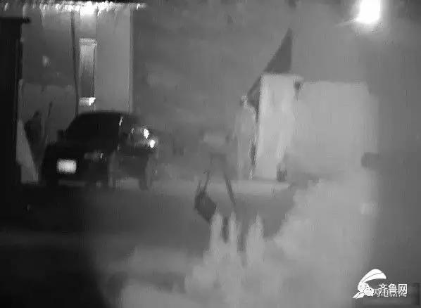 戴防毒面具的小伙,戴着防毒面具探索废弃的化学工厂