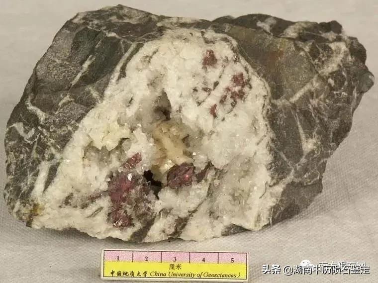 月球陨石与地球矿石的区别,月球陨石和矿石有什么区别