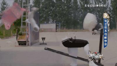 美女怕勒胸这样系安全带，竟活生生被拦腰折断！