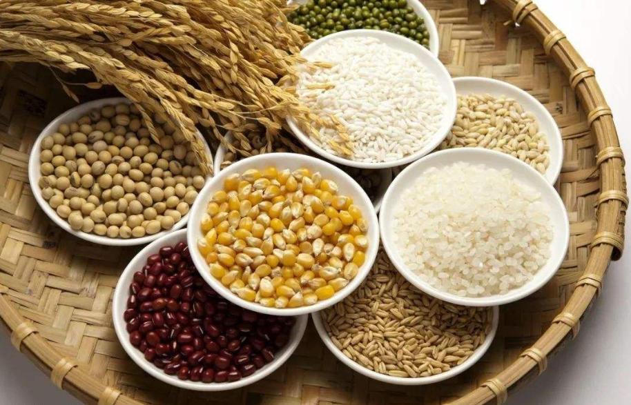 白酒和红酒喝哪款好,白酒和红酒有什么区别呢