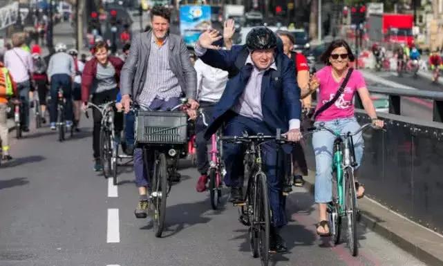 伦敦大混乱！*威示**者“血染”财政部，躺尸唐宁街，这是要上天？