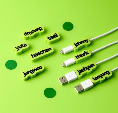 SM公司又出周边，赚钱就不忘fx，威神v不配拥有姓名？