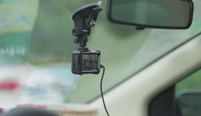 停车被刮找到了肇事者应该怎么赔,车停在原地被刮了肇事者怎么赔