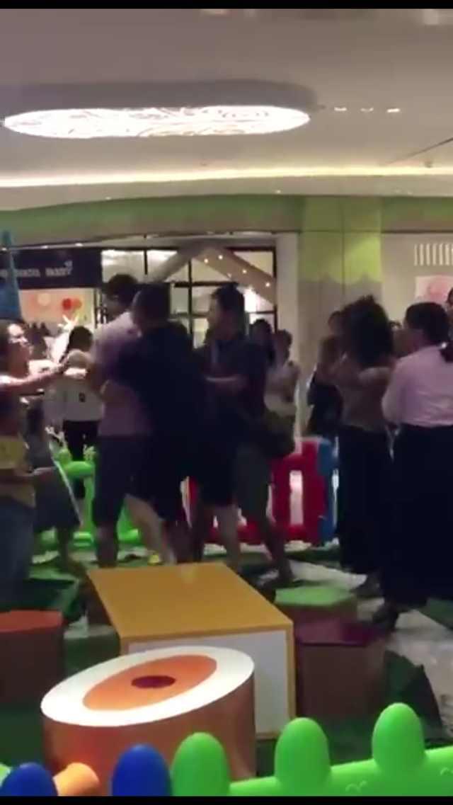 孩子打架家长们也大打出手,孩子打架家长让孩子打赢