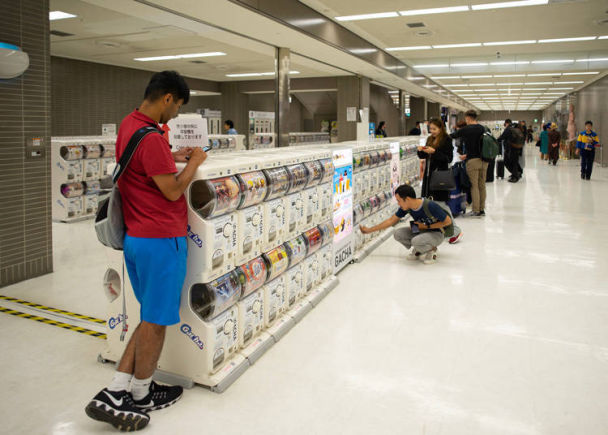 各国观光客在日本成田机场的好玩新发现!可不只是座机场