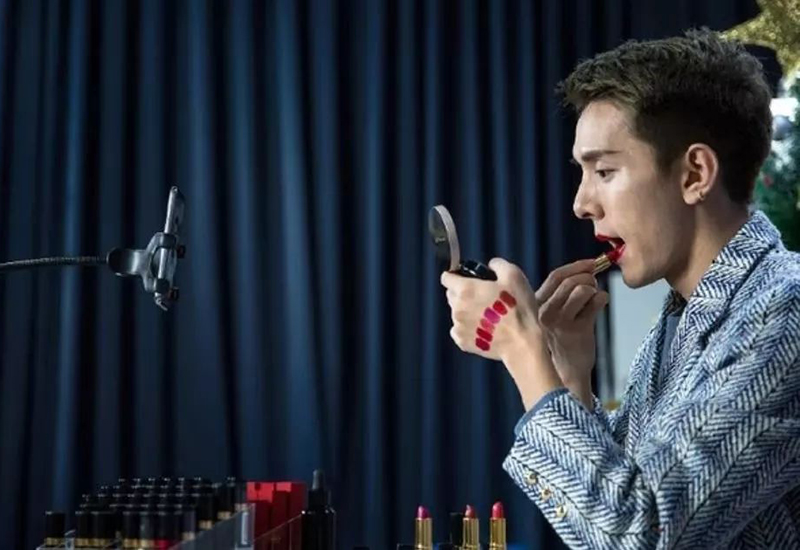 从月薪3千到年入2亿，成为胡歌邻居，他的“偶买噶”有什么魔力？