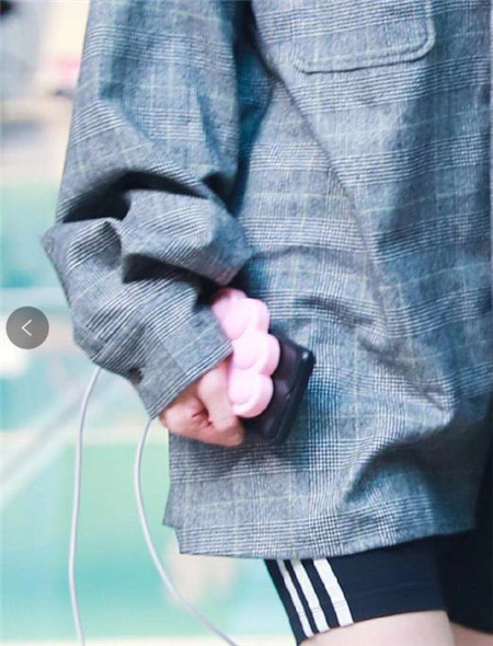 杨幂街拍香奈儿金色包包,杨幂街拍女王