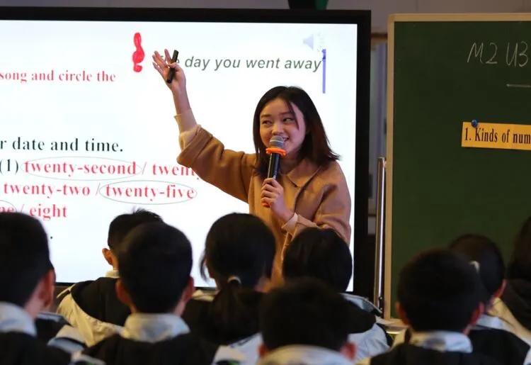 巴陵郡三湘四水英才聚，香樟园高谈阔论红烛燃