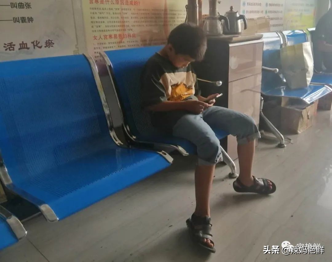 看起来驼背的几种情况,驼背后背中间驼怎么矫正