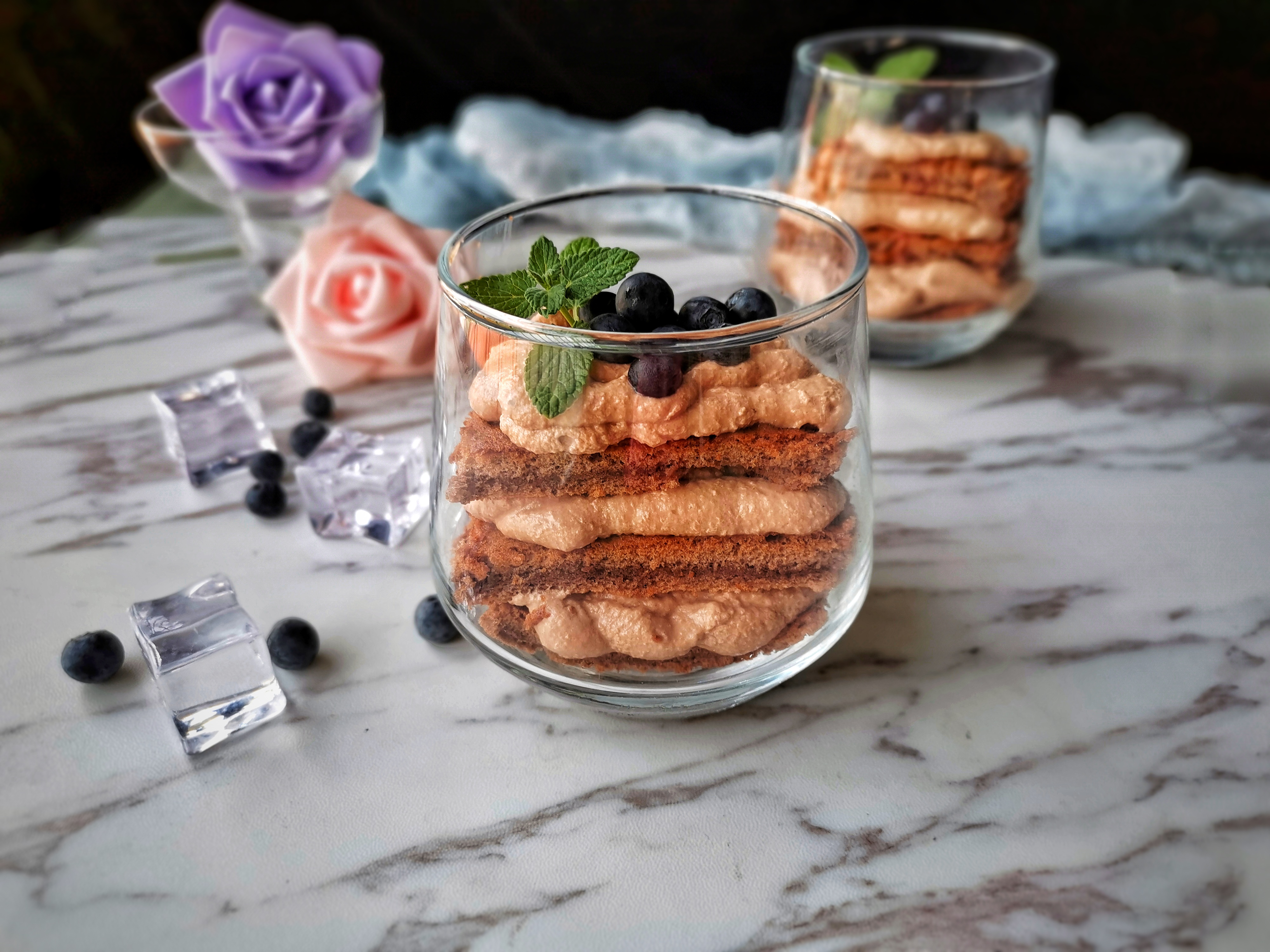 心型的巧克力纸杯蛋糕,带巧克力馅的纸杯蛋糕