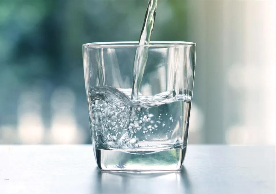 睡醒一觉嗓子干怎么回事,一觉睡醒嗓子又干又痛是怎么回事