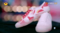 杨幂穿的运动鞋,中国风鸿星尔克鞋子