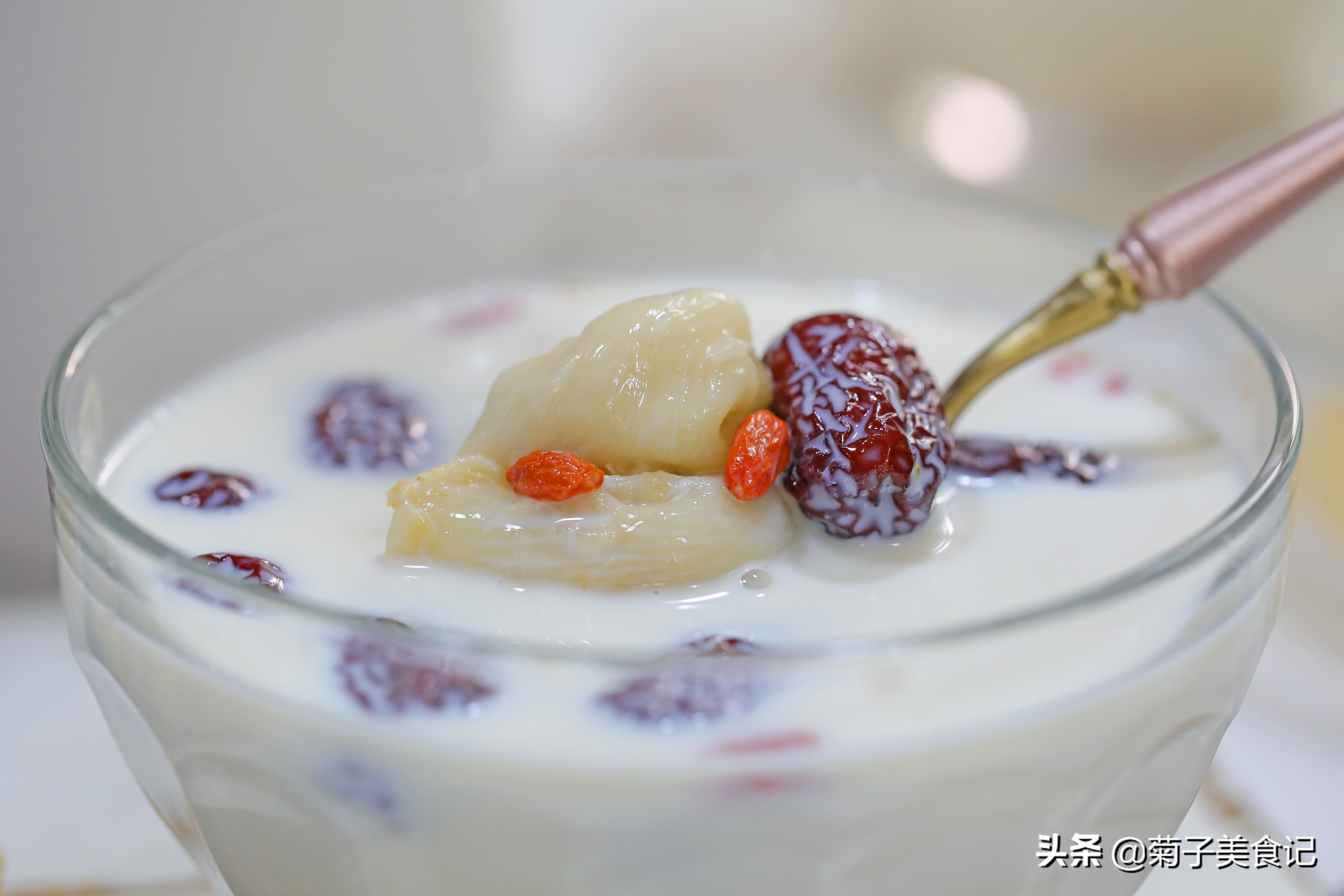 三月女人节带你制作几款美颜甜品,做个美味的花胶炖牛奶