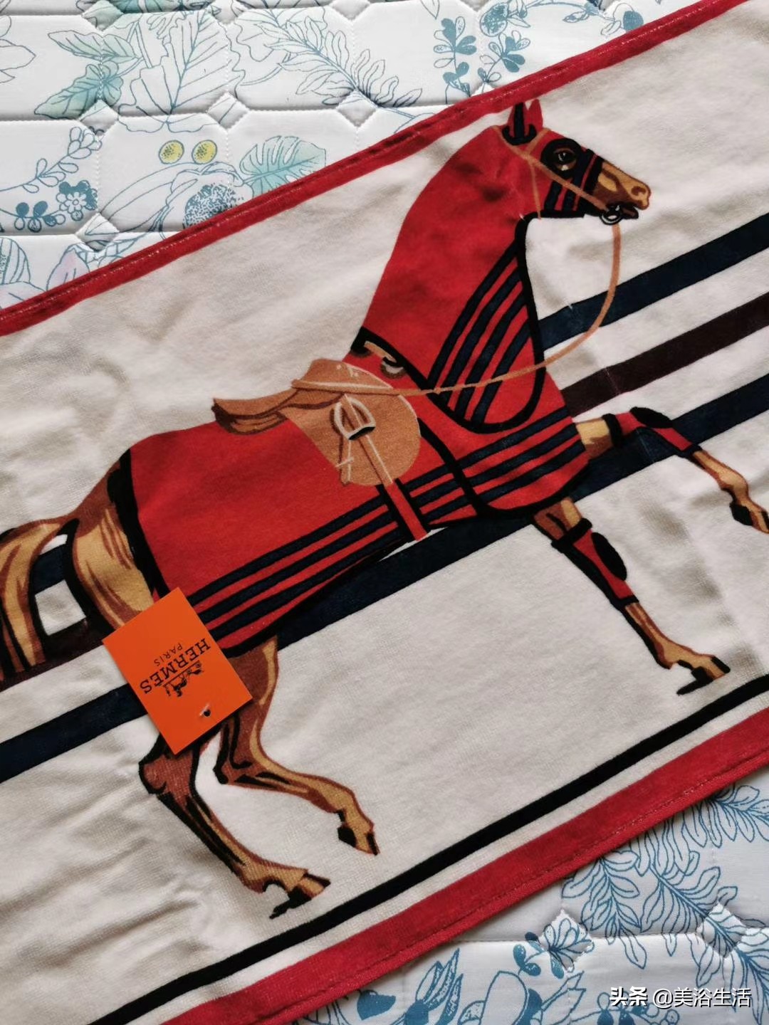 请大家欣赏下爱马仕的丝巾和围巾吧！有没有感觉很可惜？